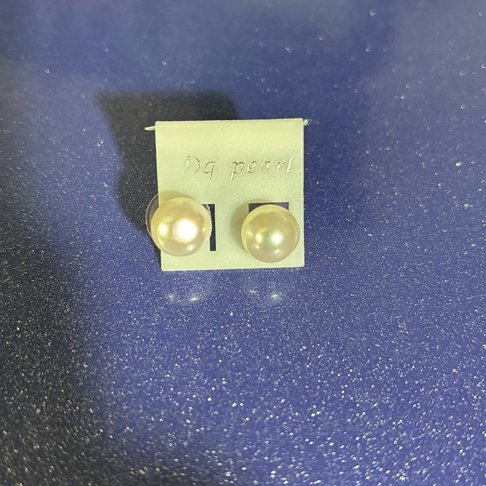 Single NG Pearl Earrings posts